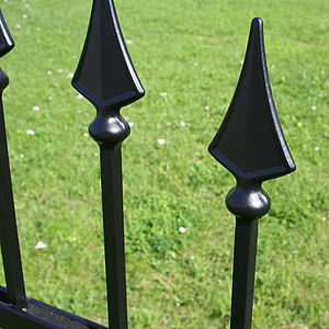 Oferujemy usługę montażu ogrodzeń, bram przesuwnych, bram dwuskrzydłowych i furtek.