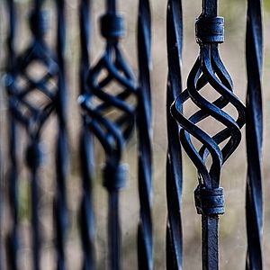 Specjalizujemy się w produkcji ogrodzeń, bram przesuwnych, bram dwuskrzydłowych, furtek, barierek, balustrad, poręczy czy zadaszeń.